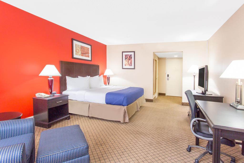 Baymont By Wyndham Fayetteville Fort Bragg Area Exteriör bild