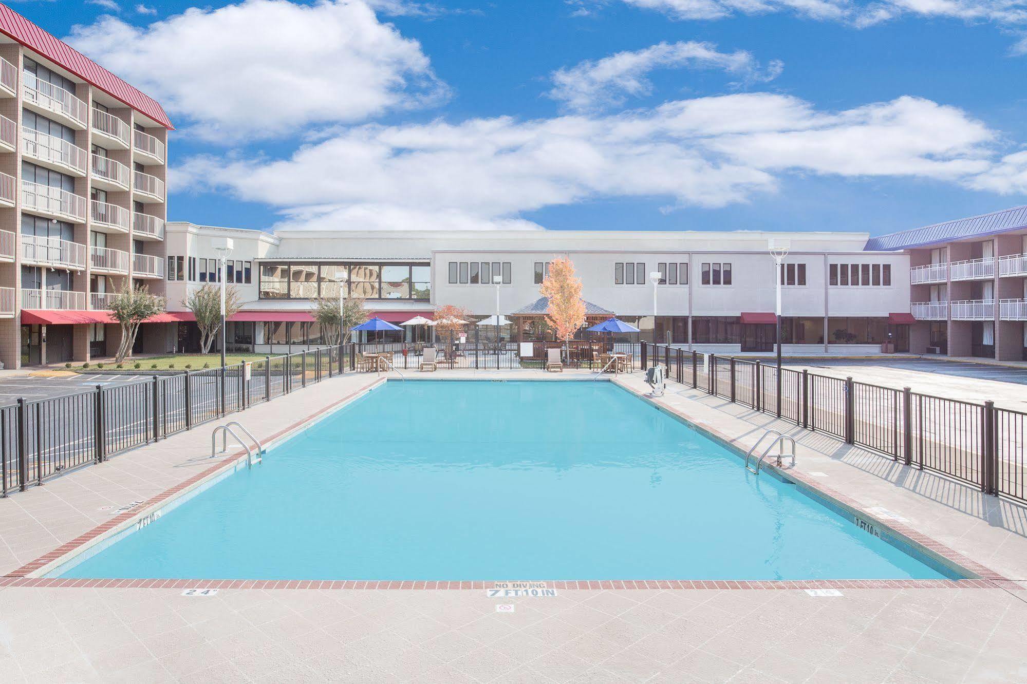 Baymont By Wyndham Fayetteville Fort Bragg Area Exteriör bild