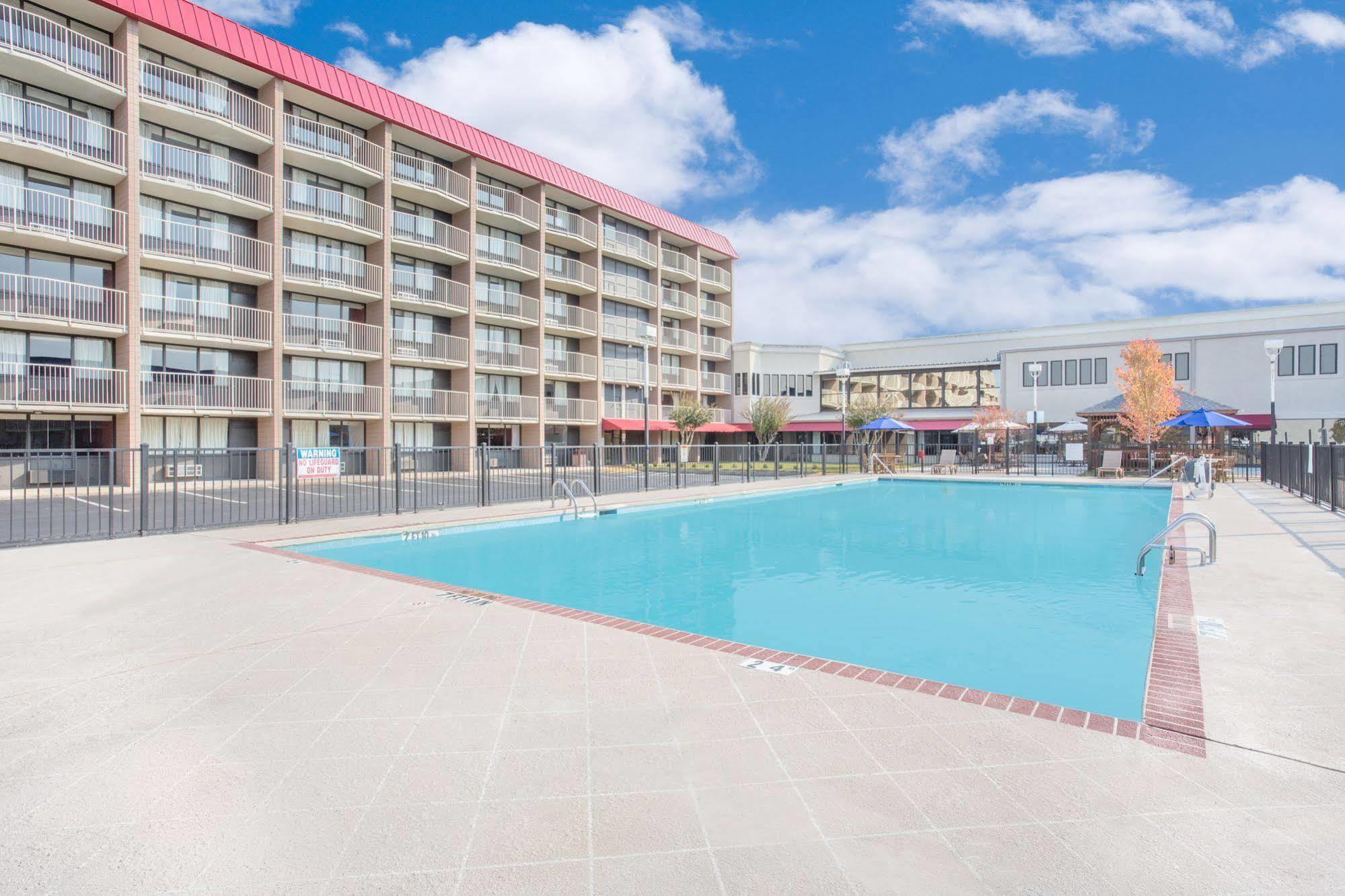 Baymont By Wyndham Fayetteville Fort Bragg Area Exteriör bild
